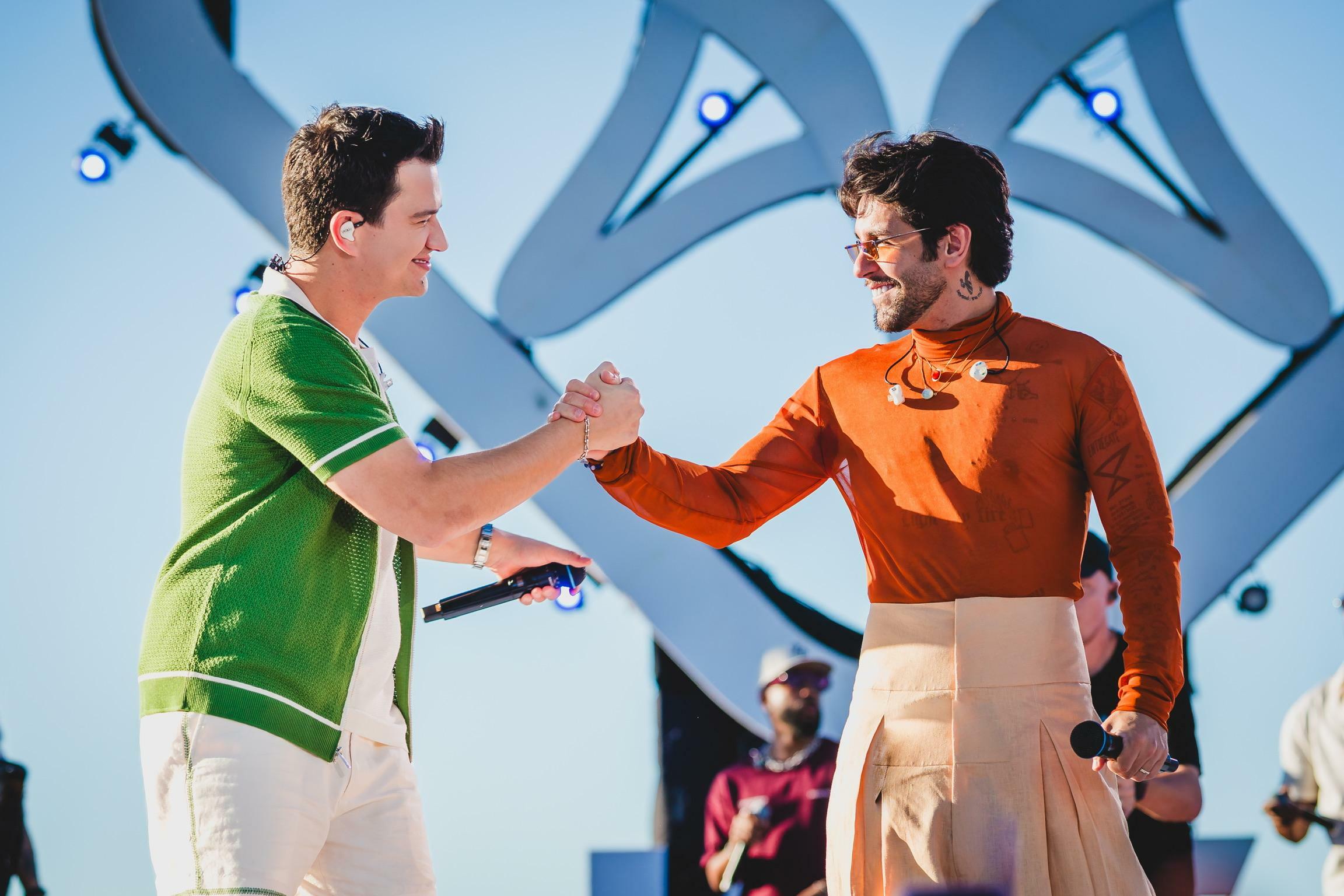 Com o sucesso de "Flash", Hugo & Guilherme ganham visualizações em trend de perfumes